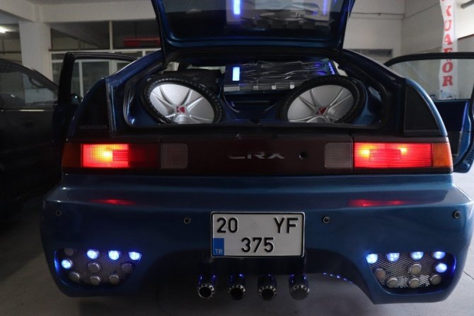 Çok sevdiği aracının farklı renklerinden 17 tane aldı