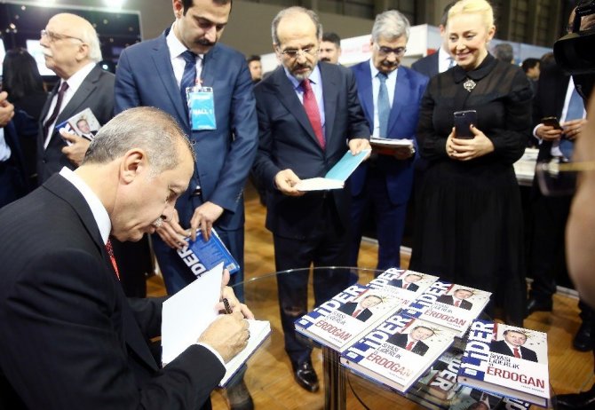 Cumhurbaşkanı Erdoğan Açılışını Yaptığı Uluslararası Cnr Kitap Fuarı’nı Gezdi