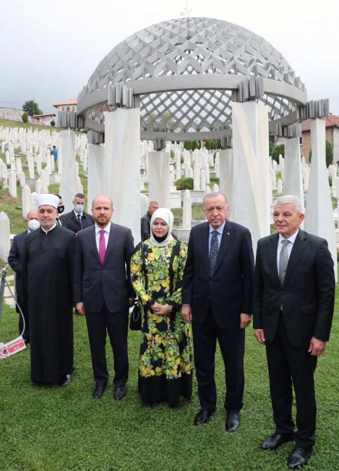 Cumhurbaşkanı Erdoğan, Aliya İzzetbegoviç’in kabrini ziyaret etti