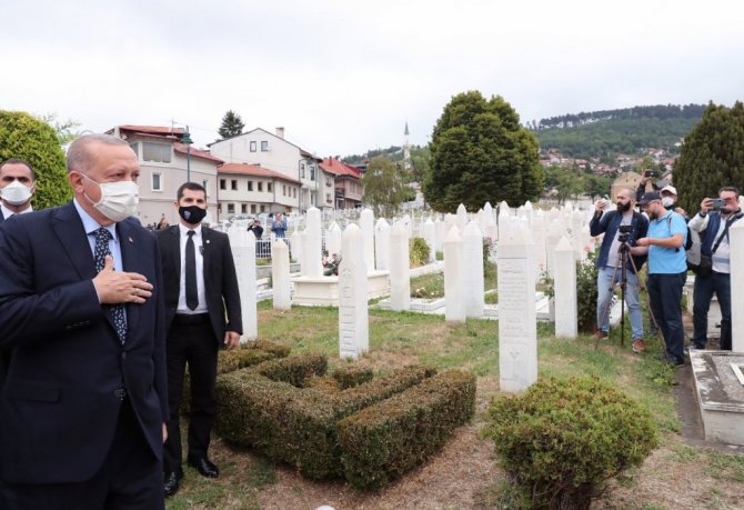 Cumhurbaşkanı Erdoğan, Aliya İzzetbegoviç’in kabrini ziyaret etti