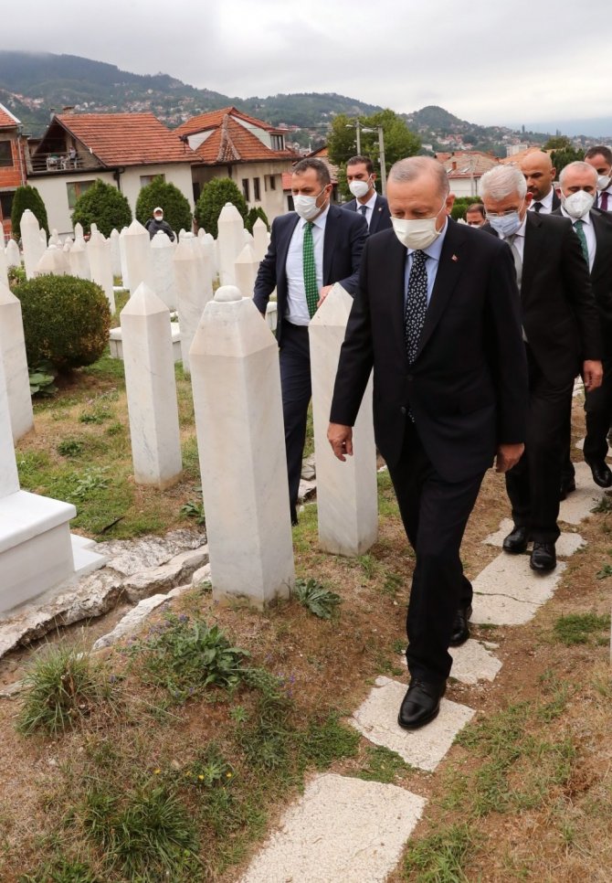 Cumhurbaşkanı Erdoğan, Aliya İzzetbegoviç’in kabrini ziyaret etti