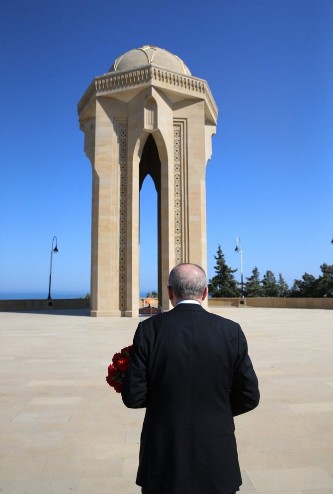 Cumhurbaşkanı Erdoğan, Bakü’de Türk Şehitliğini ziyaret etti