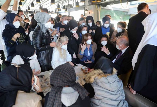 Cumhurbaşkanı Erdoğan Çengelköy’de kafede vatandaşlarla sohbet etti