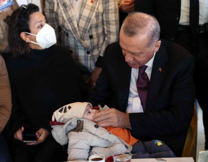 Cumhurbaşkanı Erdoğan Çengelköy’de kafede vatandaşlarla sohbet etti