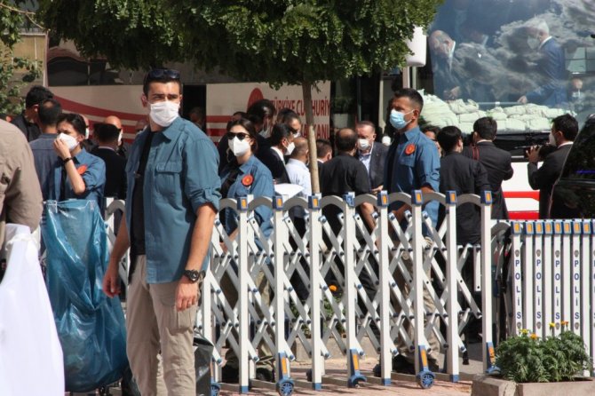 Cumhurbaşkanı Erdoğan Diyarbakır Annelerini kaldıkları çadırda ziyaret etti