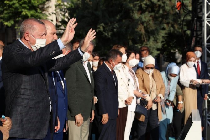 Cumhurbaşkanı Erdoğan, Diyarbakır’da 2.5 milyar liralık yüzlerce eserin açılışını yaptı