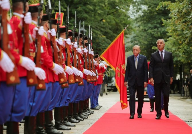 Cumhurbaşkanı Erdoğan Karadağ’da resmi törenle karşılandı