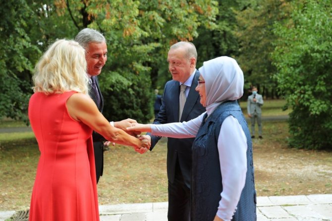 Cumhurbaşkanı Erdoğan Karadağ’da resmi törenle karşılandı