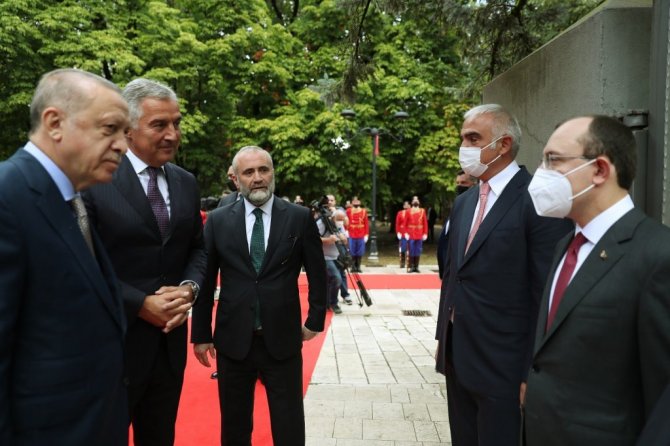 Cumhurbaşkanı Erdoğan Karadağ’da resmi törenle karşılandı