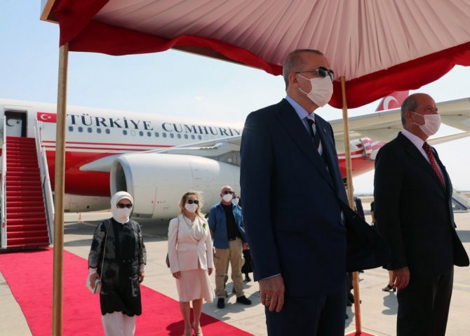 Cumhurbaşkanı Erdoğan, KKTC’de resmi törenle karşılandı