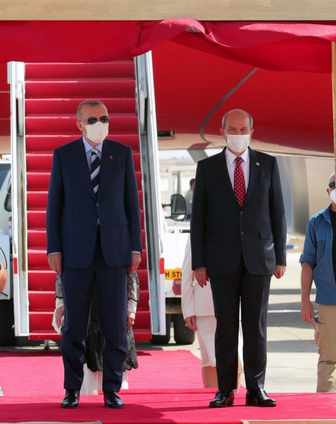Cumhurbaşkanı Erdoğan, KKTC’de resmi törenle karşılandı