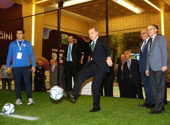Cumhurbaşkanı Erdoğan, Masa Tenisi Ve Futbol Oynadı