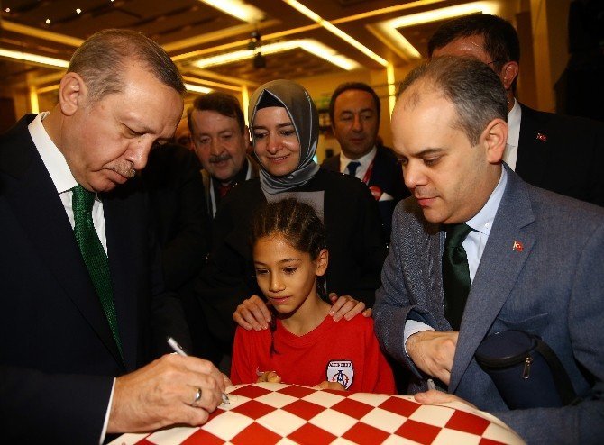 Cumhurbaşkanı Erdoğan, Masa Tenisi Ve Futbol Oynadı