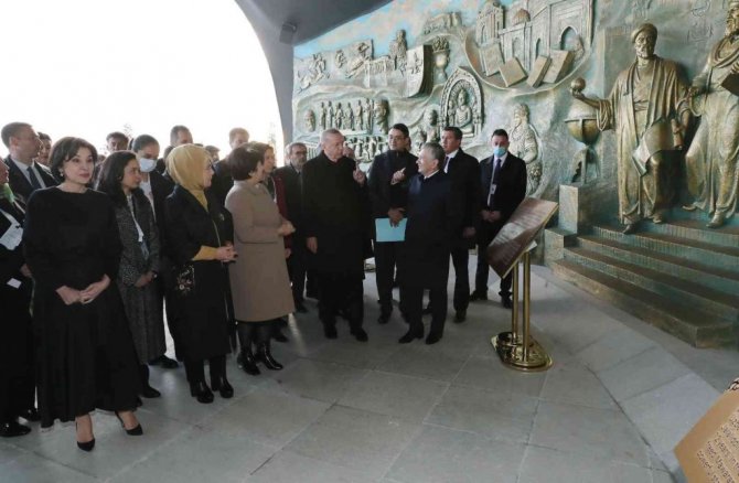 Cumhurbaşkanı Erdoğan, Özbekistan’da Bağımsızlık Anıtı’na çelenk bıraktı