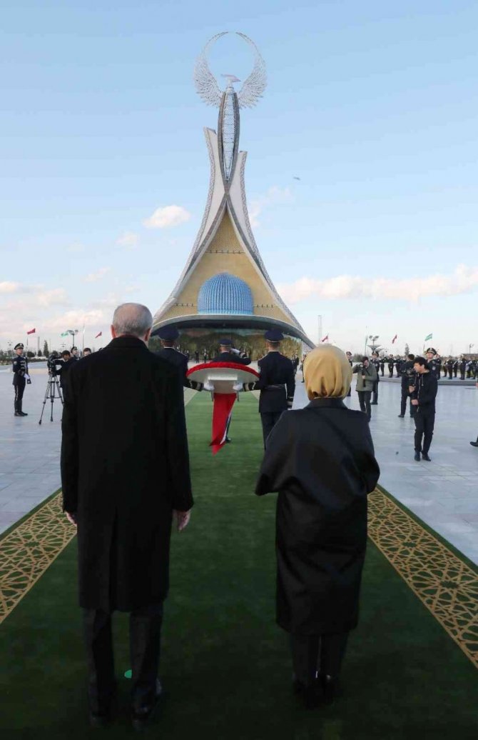 Cumhurbaşkanı Erdoğan, Özbekistan’da Bağımsızlık Anıtı’na çelenk bıraktı