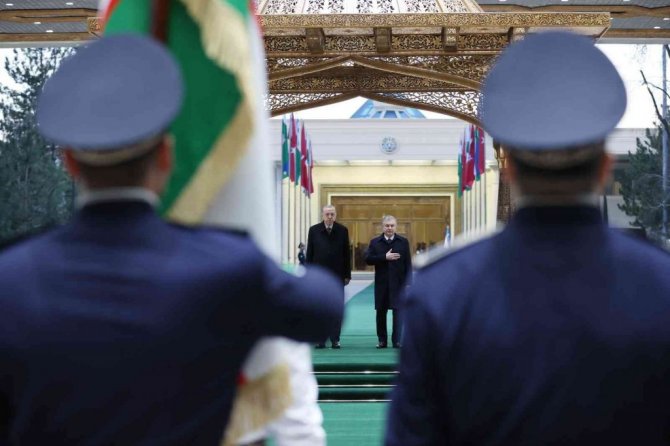 Cumhurbaşkanı Erdoğan, Özbekistan’da resmi törenle karşılandı