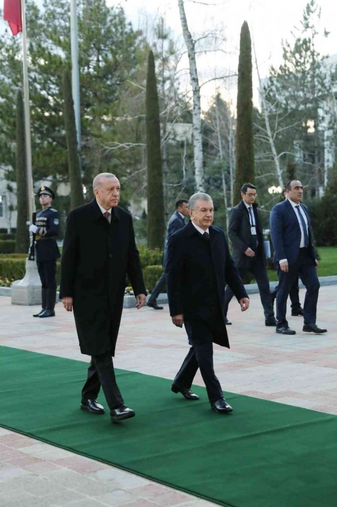 Cumhurbaşkanı Erdoğan, Özbekistan’da resmi törenle karşılandı