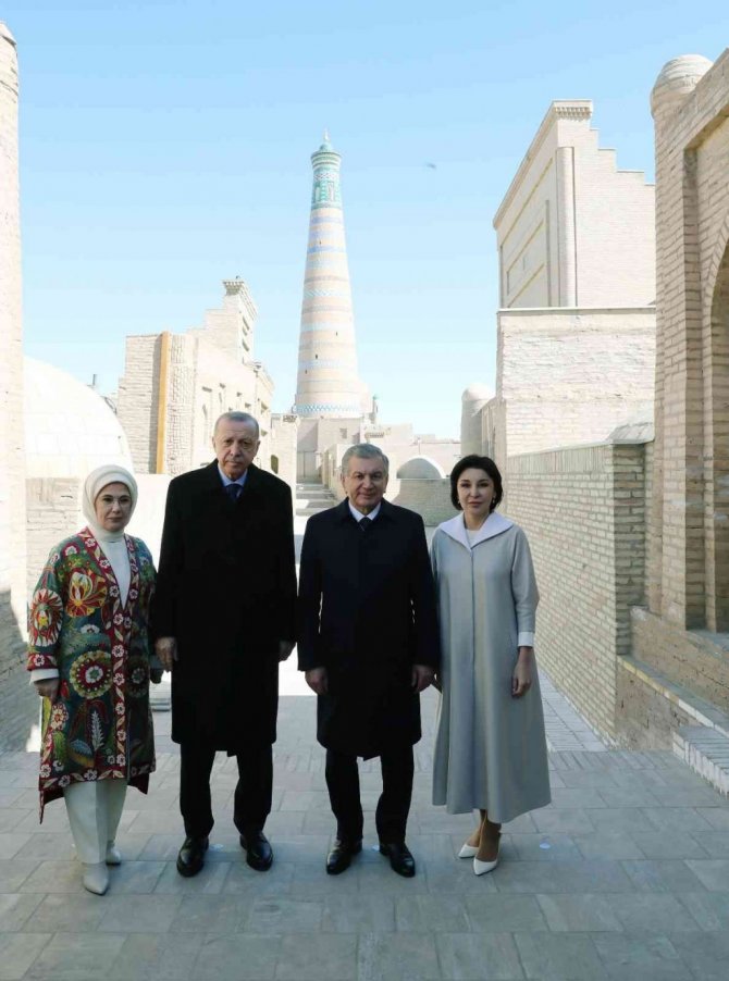 Cumhurbaşkanı Erdoğan, Özbekistan’da tarihi Hive kentini gezdi