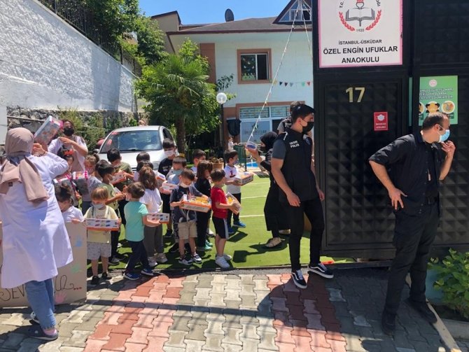 Cumhurbaşkanı Erdoğan, ‘Tayyip dede’ diye seslenen çocuklara oyuncak dağıttı