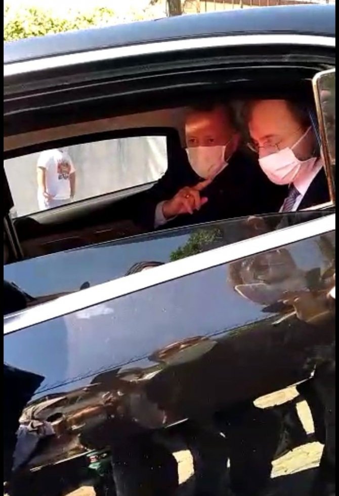 Cumhurbaşkanı Erdoğan, ‘Tayyip dede’ diye seslenen çocuklara oyuncak dağıttı