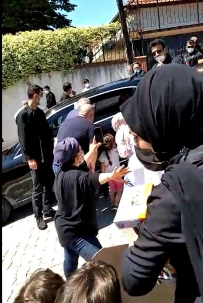 Cumhurbaşkanı Erdoğan, ‘Tayyip dede’ diye seslenen çocuklara oyuncak dağıttı