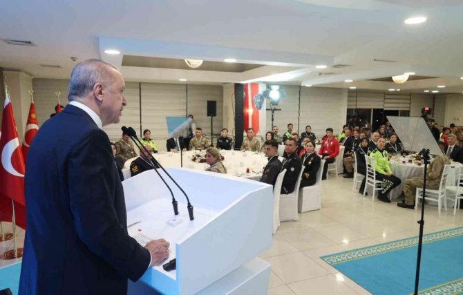 Cumhurbaşkanı Erdoğan: “Teröristlerin tepelerine biniyor, başlarını eziyoruz\