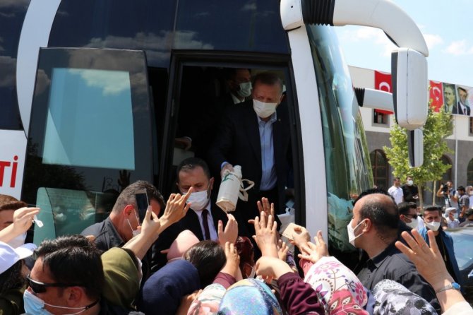 Cumhurbaşkanı Erdoğan, teröristlerin yakıp devletin onardığı Kurşunlu Camii’nde cuma namazı kıldı