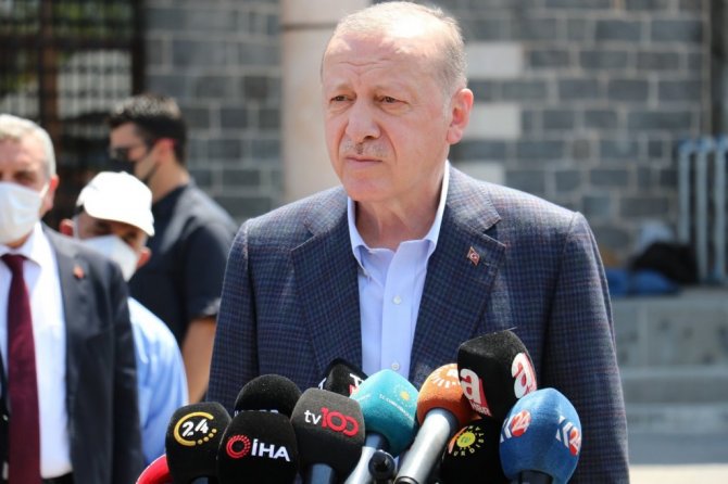 Cumhurbaşkanı Erdoğan, teröristlerin yakıp devletin onardığı Kurşunlu Camii’nde cuma namazı kıldı