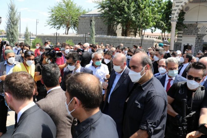 Cumhurbaşkanı Erdoğan, teröristlerin yakıp devletin onardığı Kurşunlu Camii’nde cuma namazı kıldı