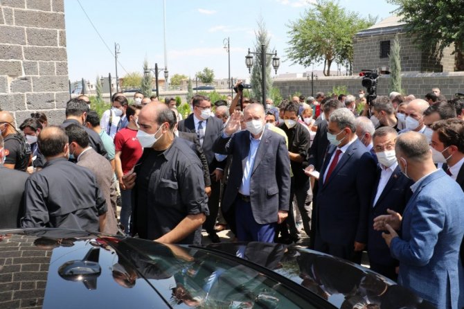 Cumhurbaşkanı Erdoğan, teröristlerin yakıp devletin onardığı Kurşunlu Camii’nde cuma namazı kıldı