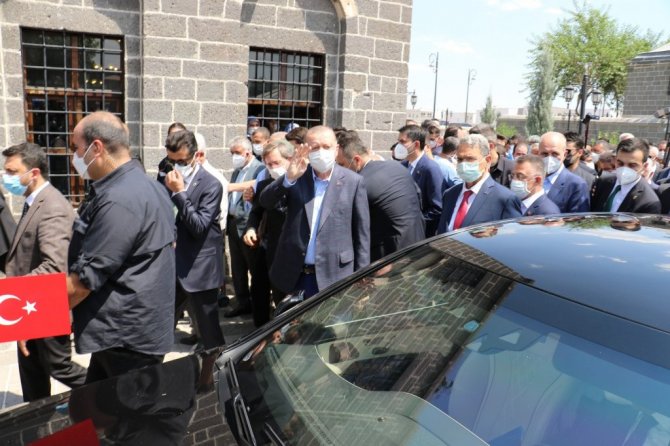 Cumhurbaşkanı Erdoğan, teröristlerin yakıp devletin onardığı Kurşunlu Camii’nde cuma namazı kıldı