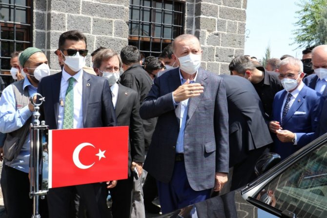 Cumhurbaşkanı Erdoğan, teröristlerin yakıp devletin onardığı Kurşunlu Camii’nde cuma namazı kıldı