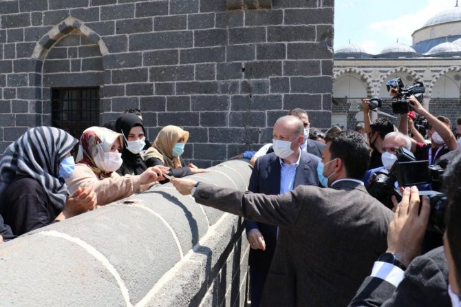 Cumhurbaşkanı Erdoğan, teröristlerin yakıp devletin onardığı Kurşunlu Camii’nde cuma namazı kıldı