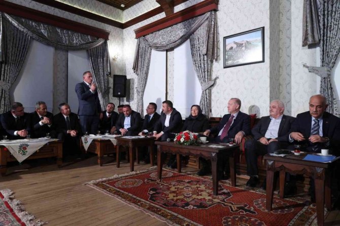 Cumhurbaşkanı Erdoğan, Tokat’ta çiftçilerle bir araya geldi