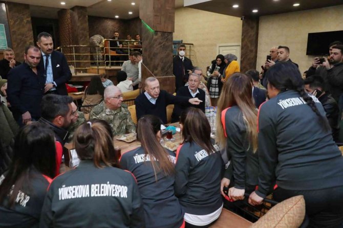 Cumhurbaşkanı Erdoğan, Yüksekova’da vatandaşlarla sohbet etti