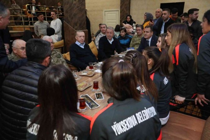 Cumhurbaşkanı Erdoğan, Yüksekova’da vatandaşlarla sohbet etti