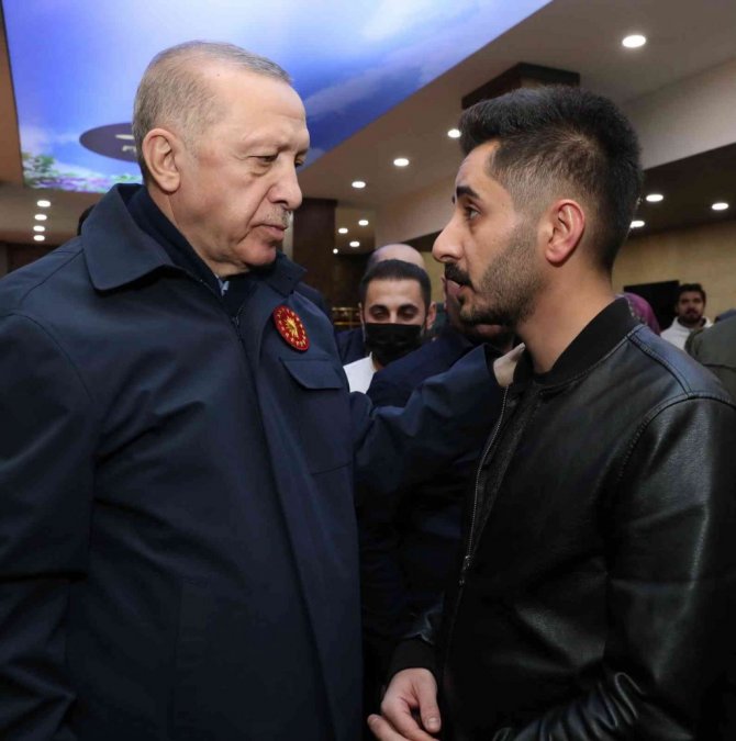 Cumhurbaşkanı Erdoğan, Yüksekova’da vatandaşlarla sohbet etti