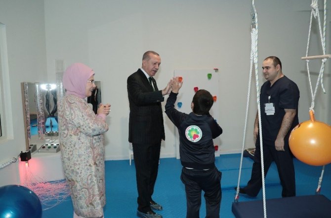 CumhurbaÅkanÄ± ErdoÄan Ã¶zel eÄitim gÃ¶ren Ã§ocuklarla ÅarkÄ± sÃ¶yledi ile ilgili gÃ¶rsel sonucu