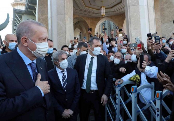 Cumhurbaşkanı Recep Tayyip Erdoğan, Cuma namazını Taksim Camii’nde kıldı