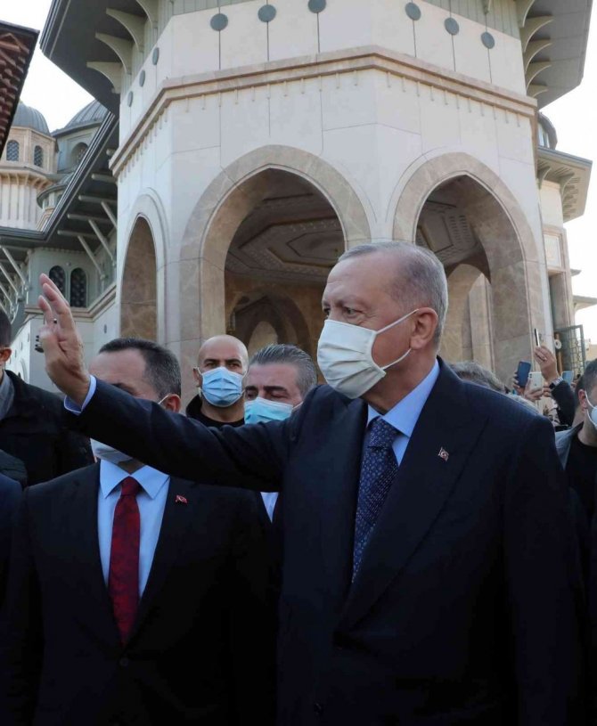 Cumhurbaşkanı Recep Tayyip Erdoğan, Cuma namazını Taksim Camii’nde kıldı