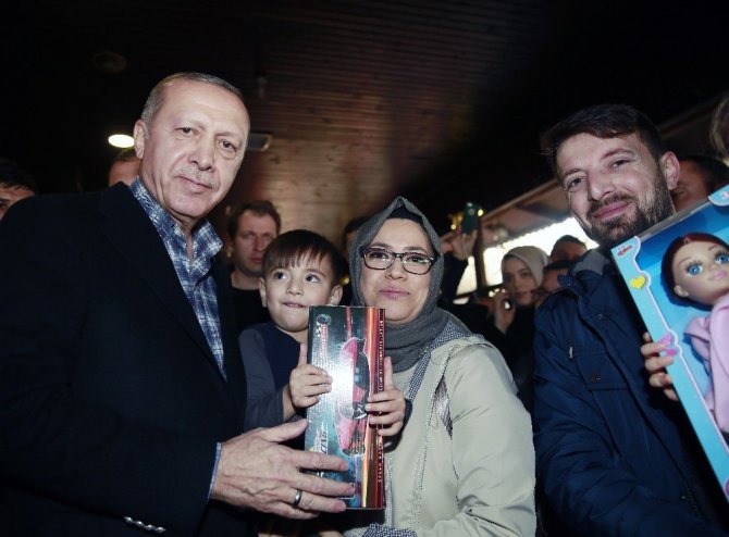 CumhurbaÅkanÄ± ErdoÄan, ÃengelkÃ¶y'de Ã§ay bahÃ§esinde vatandaÅlarla sohbet etti ile ilgili gÃ¶rsel sonucu