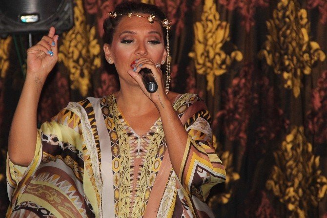 Demet Akalın Gece Kulübüne Gelenleri Uyardı: