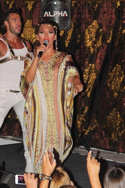 Demet Akalın Gece Kulübüne Gelenleri Uyardı: