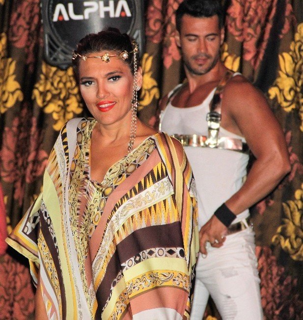 Demet Akalın Gece Kulübüne Gelenleri Uyardı: