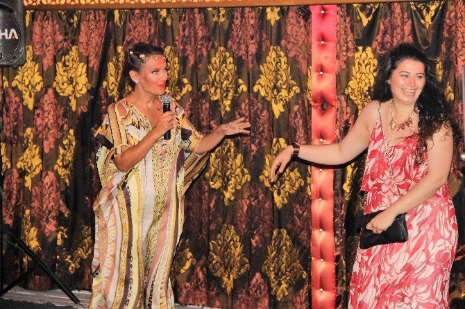 Demet Akalın Gece Kulübüne Gelenleri Uyardı: