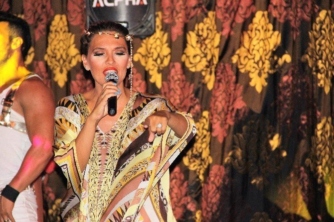 Demet Akalın Gece Kulübüne Gelenleri Uyardı: