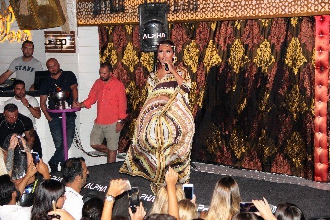 Demet Akalın Gece Kulübüne Gelenleri Uyardı: