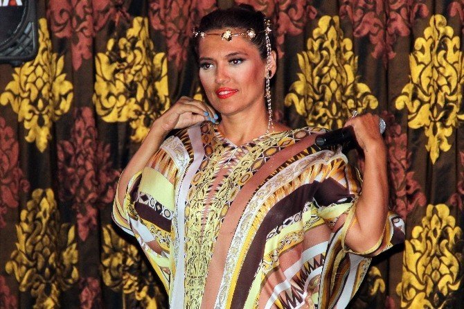 Demet Akalın Gece Kulübüne Gelenleri Uyardı: