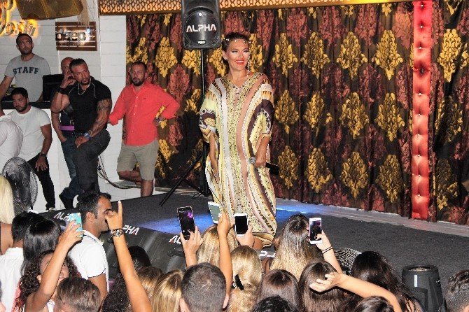 Demet Akalın Gece Kulübüne Gelenleri Uyardı: