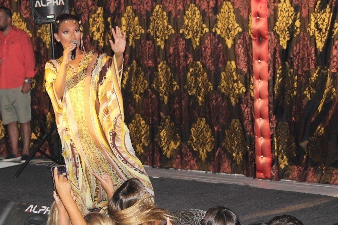 Demet Akalın Gece Kulübüne Gelenleri Uyardı: